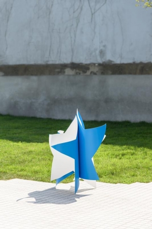 Wonwoo Lee. Dancing star (blue and white), 2017.&nbsp;Stainless steel, 117 x 90 x 85 cm. Courtesy of the artist &amp;amp;&nbsp;PKM Gallery.