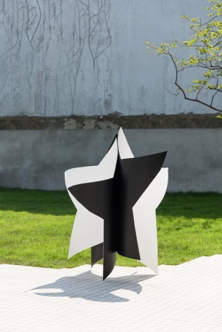 Wonwoo Lee. Dancing star (black and white), 2017.&nbsp;Stainless steel, 165 x 115 x 115 cm. Courtesy of the artist &amp;amp;&nbsp;PKM Gallery.
