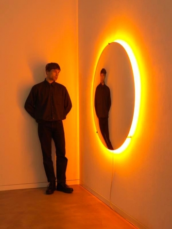 Olafur Eliasson. Midnight sun, 2017.&nbsp;Convex mirror, stainless steel, monofrequency lights, transformer, &oslash; 120 cm. Courtesy of the artist &amp;amp;&nbsp;PKM Gallery.